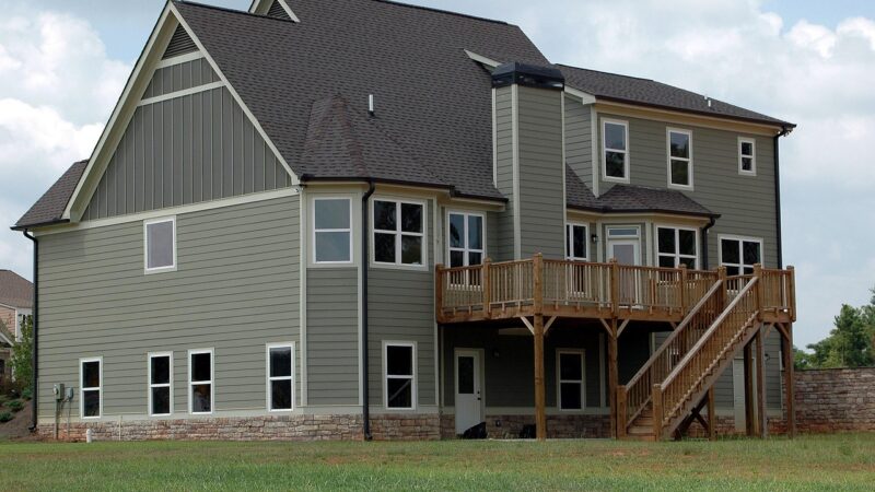 hus på gräsmatta med blå himmel