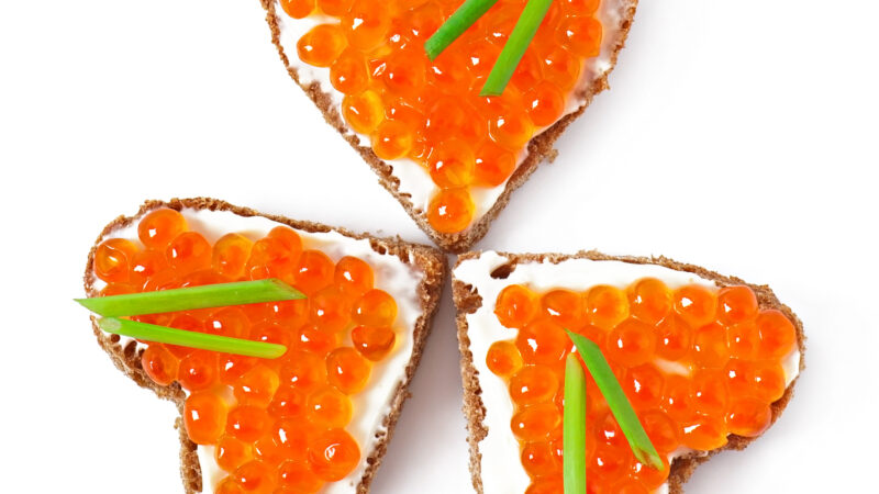 Löjrom på hjärtformat bröd