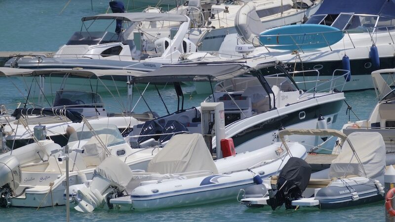 Motorbåtar i gästhamn