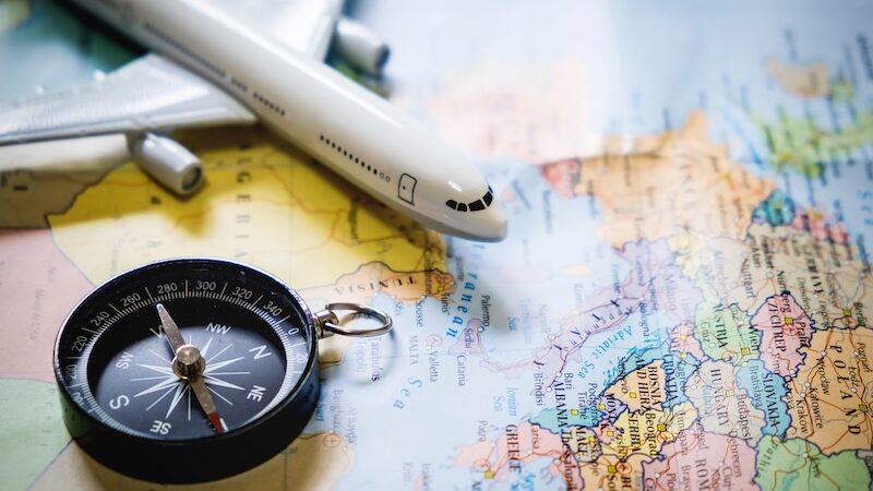 Karta, kompass och miniatyr flygplan